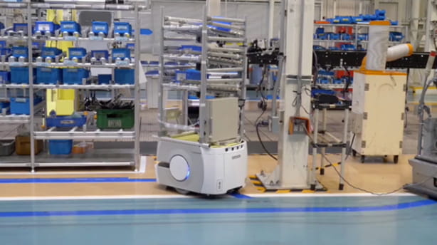 使用机器人自动搬运实现底盘组装工序的部件搬运自动化